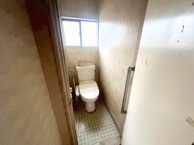 明るく、換気もできる窓があるトイレスペース♪