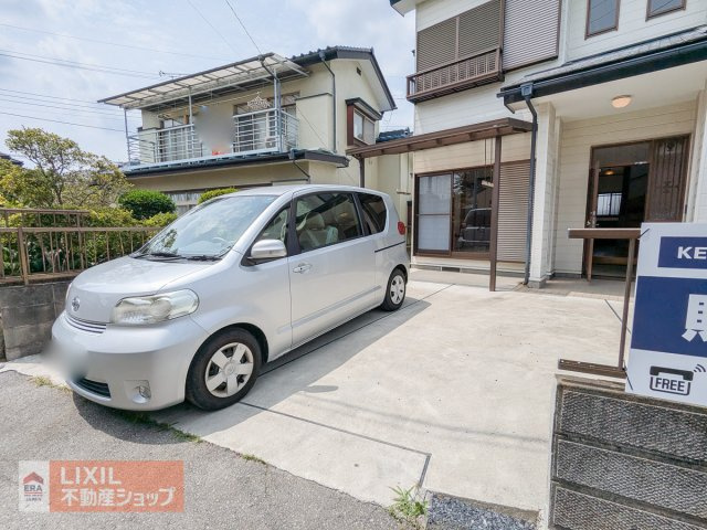 【駐車スペース】駐車スペースになります。実際のお車の車種とあわせましてご確認ください。舗装されているので出し入れがしやすく雨の日も足元が汚れにくくなっています。