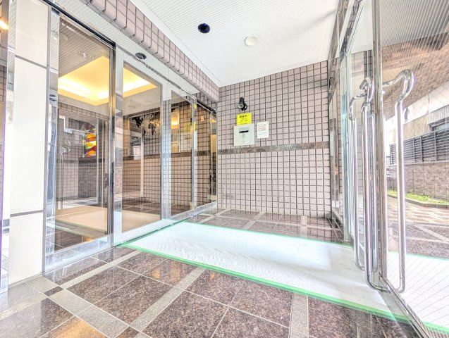 マンションのエントランスには防犯カメラが設置されていますので防犯面も安心できますよ。