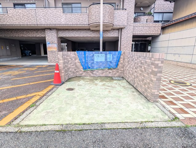 南側道路に面した所に設置のゴミ捨て場。ネットも準備されているので鳥などからのイタズラ被害も防げそう。