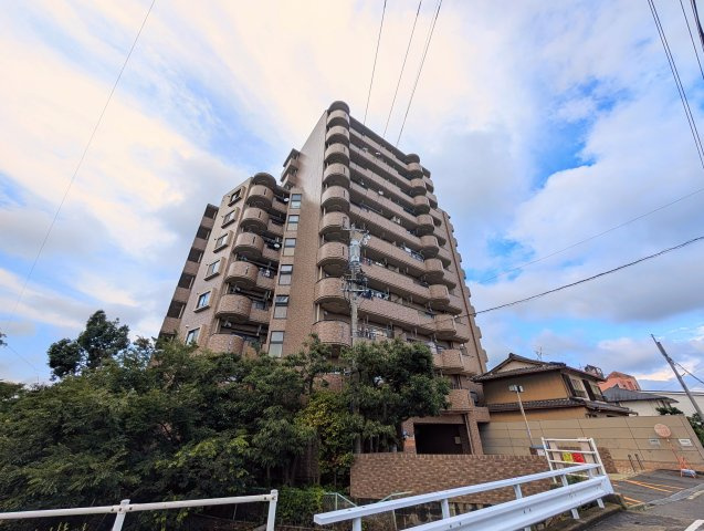 敷地外ですが、駐車場確保しています！マンションの道挟んで反対側なので近くて◎