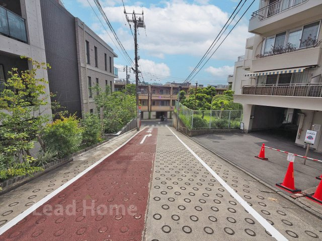 見通しの良いゆったりとした前面道路です！車通りが穏やかなエリアのため日々の外出も安心スムーズです♪