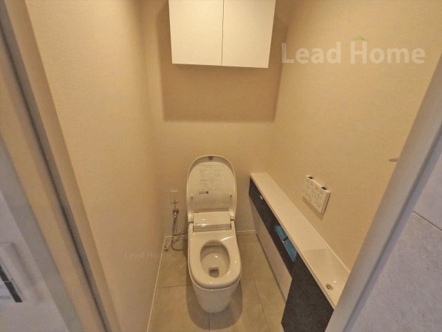 上部に便利な収納棚が備わったトイレです！清潔感あふれる落ち着いた空間で快適に利用できます♪