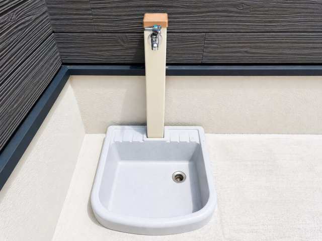 バルコニーに設置された便利な水栓設備です。お掃除はもちろん、ガーデニングや家庭菜園、靴やアウトドア用品の洗浄など様々な用途で活躍します。暮らしの幅が広がる便利な設備となっています。