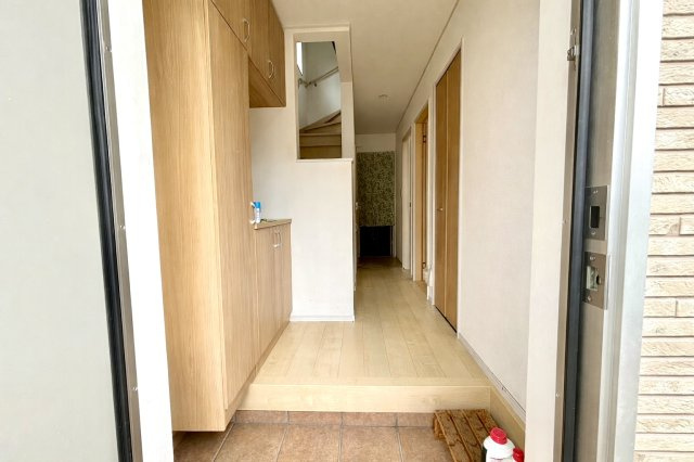 玄関からリビングへと続く廊下は明るいフローリングが心地よい空間。各部屋への動線がスムーズで、日常生活に便利な間取りです。壁面もすっきりしており、家族の写真やインテリアを飾るのもおすすめです。　