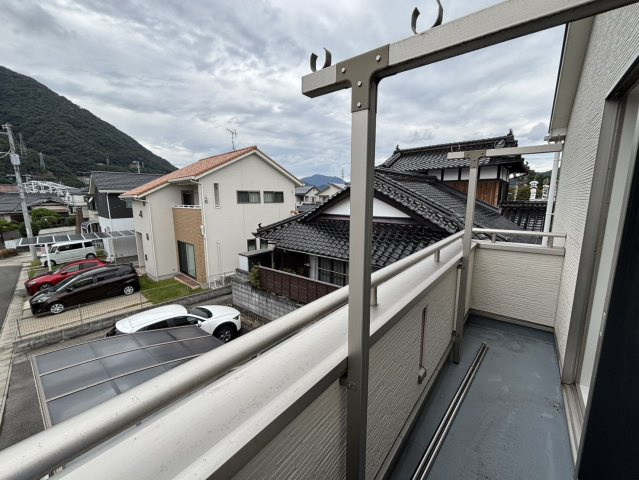 南向きで陽当たりの良いバルコニー。洗濯物がよく乾き、家事がはかどります。十分な広さがあり、椅子を置いてくつろぎの時間を楽しむことも可能。手すりも高く、安全性にも配慮された設計です。　