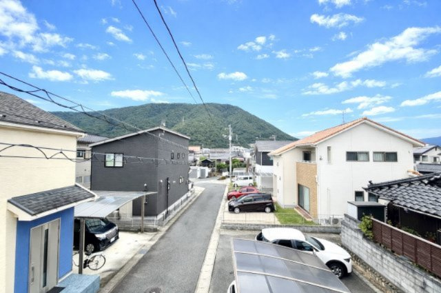 バルコニーからは、緑豊かな山並みを望む開放的な景色を望むことができます。周辺は落ち着いた住宅街で、車通りも少なく静かな環境です。自然を感じながら穏やかに暮らせる眺望が魅力の一つです。　