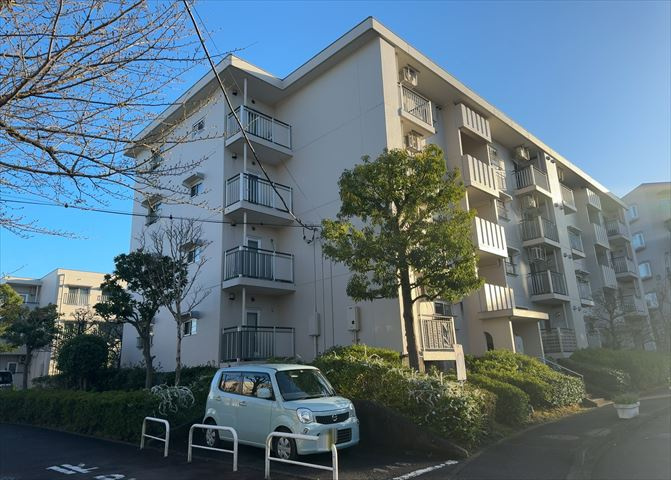 眺望の良さを楽しめるダイニングキッチンで家族団らんの時間を過ごしてはいかがでしょうか。バルコニーから見える景色を家族で眺める時間は、時間が経つのを忘れてしまいそうですね。是非、現地を見に行きましょう！