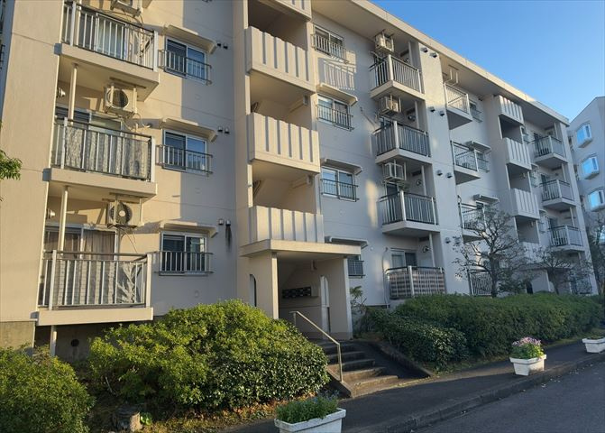 道幅が広い場所は日当たりや風通が良好です。幅が広いのですれ違いも可能ですし大きな車でも駐車可能！一方で、大型車が通ることも多くなるため交通量の増加により騒音に繋がります。また土地の値段が高くなります。