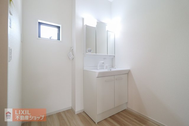 大きく使い勝手の良い三面鏡です。三面鏡の裏側は小物の収納に便利なキャビネット仕様です。