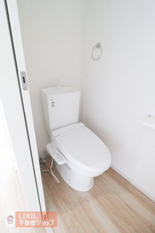 細かな温度調節ができ、清潔・快適に使用できる温水洗浄機能付トイレを採用しています。