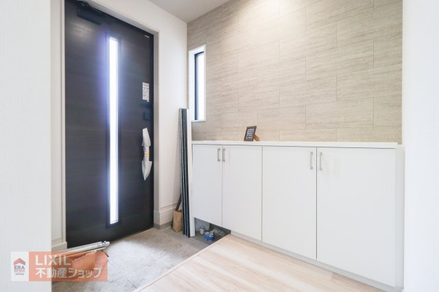 シンプルで飽きの来ないデザインの玄関。壁面収納にすることで全体的にすっきりとした印象です。