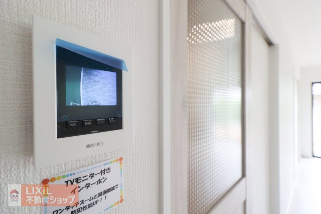 モニター付きインターホンです。玄関まで行かずに訪問者の姿を確認できるだけでなく、防犯にもつながるとても便利なアイテムですね。