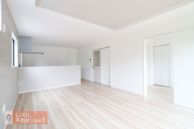 大きな窓から射し込むあたたかな陽光とナチュラルな木目の床やクロスがやわらかな雰囲気のダイニングルームです。“暮らし”を想像してみてください。