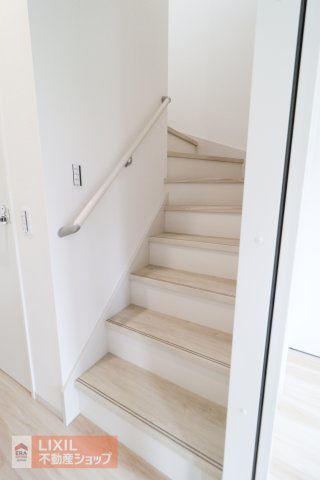階段は手すり付き・折り返し設計。安全性の確保はもちろんのこと、住む人にとって上りやすく不便を感じない造りです。