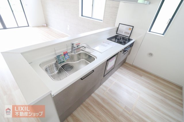 家族でのコミュニケーションがとれる対面型システムキッチンです。横一列にシンクとコンロをまとめたシンプルな形です。