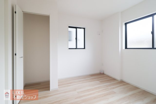 収納がしっかり付いています♪ハンガーパイプはオプションで設置可能です☆