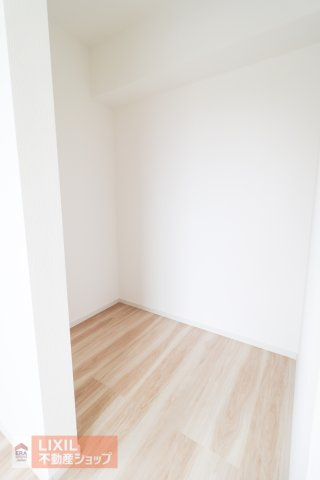 ご夫婦や子ども達の衣類をたっぷりしまえる大容量のウォークインクローゼット。季節の衣類から鞄や帽子などの小物までたっぷり保管可能。ウォークインタイプなので衣類の出し入れや整理整頓もスムーズに行えます。