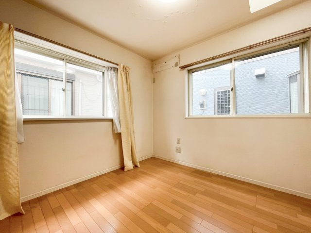 二面採光で明るい洋室です