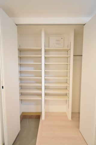 玄関には大きな収納がございます♪