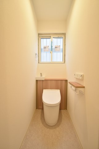 最新の節水型トイレです！隅々までお掃除のしやすい構造になっています！100年キレイが続くコーティングが施されています♪