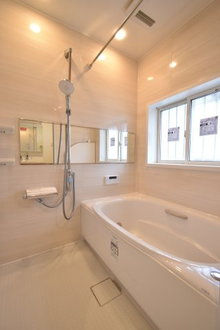 最新のユニットバスに取り替えています♪お掃除ラクラク設計です！水栓は節水機能付き・浴槽はお湯が冷めにくい仕様です♪