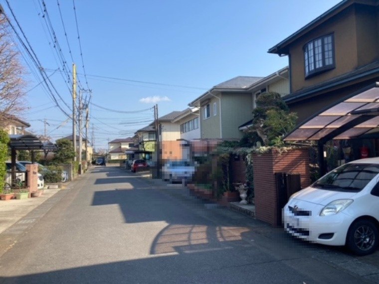 広い前面道路。駐車スペース2台です。
