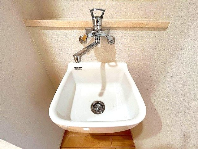 洗面室にはつけ置き洗いに便利なスロップシンクもあります！