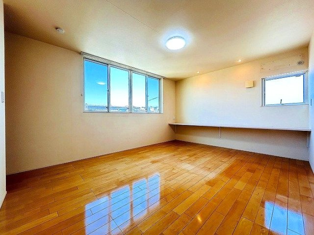 広さ約10帖の洋室は大きなベッドも置けるので寝室にもぴったりです！