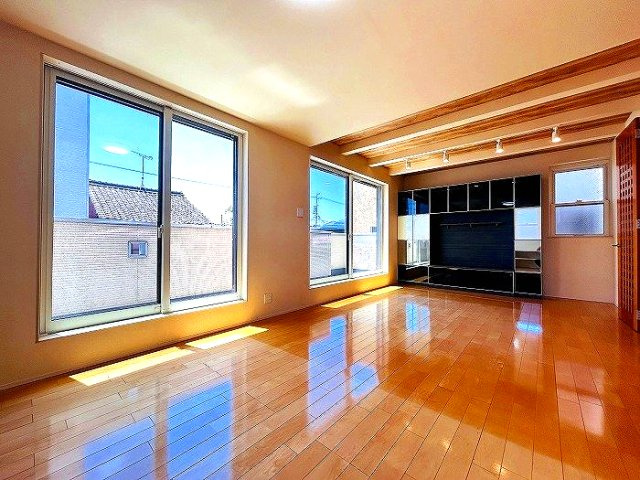 日中はカーテンを開けて自然な光を取り込みリラックスして過ごしたいですね♪