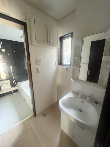 ホワイトで統一された水まわり。清潔感溢れています。