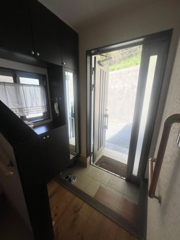 大きなドアで採光がとれる明るい玄関