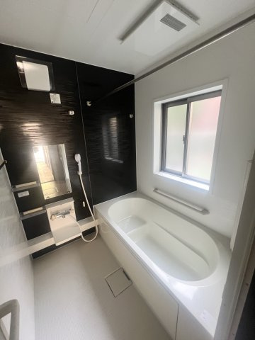 窓も大きく、ゆったり寛げるお風呂。てすり付きで安心。