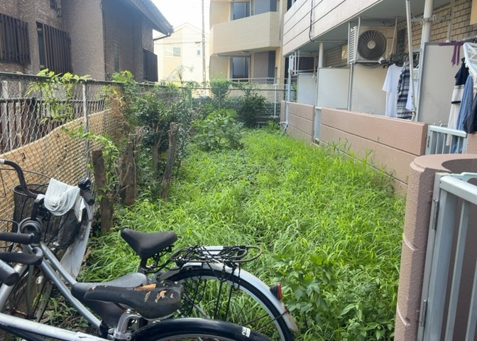 物件によっては、入居者が個人的に使用できる専用庭がついているものもあります。また、住宅の中にある土間の部分を庭と呼ぶこともあります。庭の用途は住む人によって変わり、それによってデザインもさまざまです。