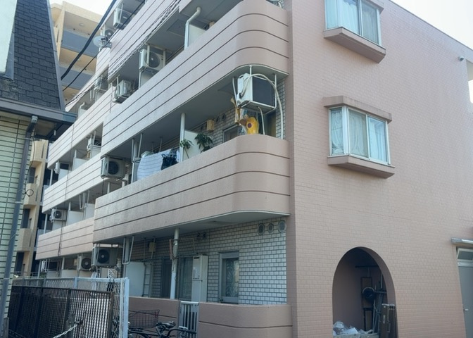 中庭（パティオ）とは、一つの建築物の内部に設けられた、壁などで囲われている庭のことを指します。コの字型、ロの字型が主流ですが、L字型の中庭もあります。最近では、インテリア性の高さからも人気があります。