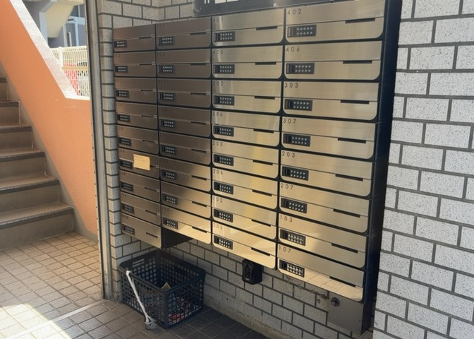 エントランス付近に設置されている集合ポストは、住んでいる部屋と離れているため、ポストをあさるなど誰かに何かされていても被害に気づきにくいです。入居する時には他人に特定されにくい番号で鍵をかけましょう！