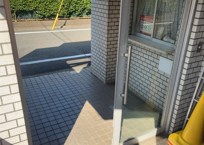ロビーというと、エントランスと何がちがうの？と思いますよね。実はロビーとエントランスには明確な決まりはありません。物件によっては、エントランスを入って広がるある程度の広さのある空間がロビーとなります。