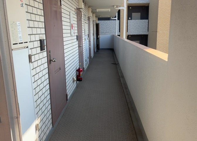 室内の防犯設備もチェックしましょう！モニター付きインターホンが設置されているか、防犯シャッターが設備されているか、ベランダに人が上がってきにくい高さかなどチェックしておくと入居後も安心できるでしょう。