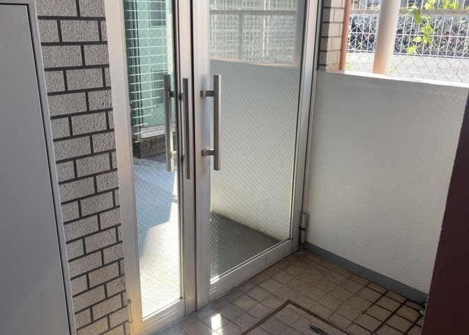 共用部分は、一棟の建物に住む区分所有者全員が共同で所有するとし、共用部分の管理、補修などは、区分所有者で形成される管理組合が行います。個人の判断で勝手に変更することはできませんので覚えておきましょう。
