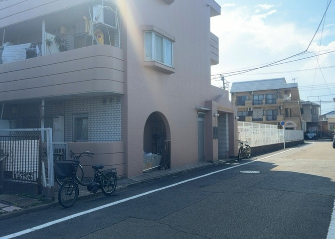 隣家の土地はどうなっているのか、生活利便施設が近くにあるのか、学校まで近いかなど、お客様のライフスタイルにあわせたイメージが重要です。また、近くにあると困る施設が近くにないかも確認するといいでしょう。