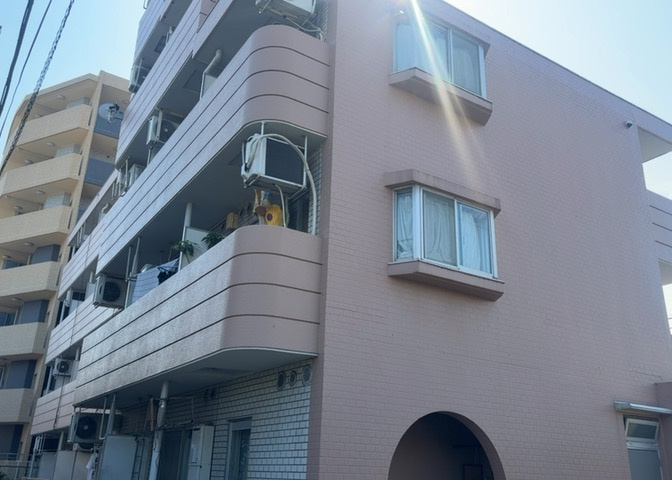 ＲＣ造、Reinforced　Concreteは直訳すると補強されたコンクリートです。主に柱や梁・床・壁が鉄筋とコンクリートで構成おり、鉄筋を組んだ型枠にコンクリートを流し込んで固めたものを指します。