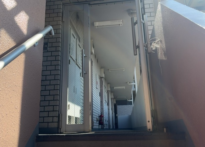 共用部分は、一棟の建物に住む区分所有者全員が共同で所有するとし、共用部分の管理、補修などは、区分所有者で形成される管理組合が行います。個人の判断で勝手に変更することはできませんので覚えておきましょう。
