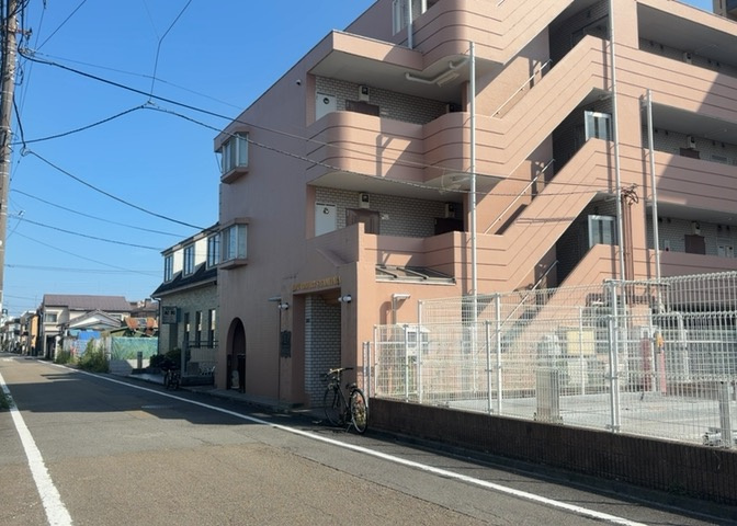 外観はマンション管理がされているかの目安になります。築年数が古いと、壁面は劣化してひび割れが生じることも！建物が古びていても細かいところが修繕されていると、きちんと管理されているなぁと感じるでしょう。