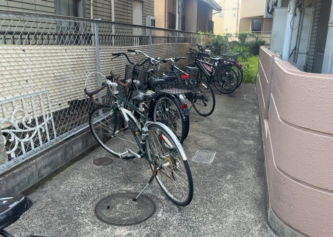 車一台あたりに必要なスペースは、標準サイズの普通自動車で横幅2m50cm、長さ5mは必要になります。ただし、乗降のことも考慮して横幅3m30cm、長さ5m50cmほどは確保できるところを選びましょう。