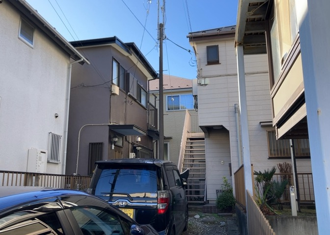 バルコニーは、室外の専用スペースのうち、「屋根がなく開放された空間」であるものを指します。ベランダより広いタイプのものが多く、日当たりもよいため家庭菜園などを楽しみたい人にとって適した環境となります。