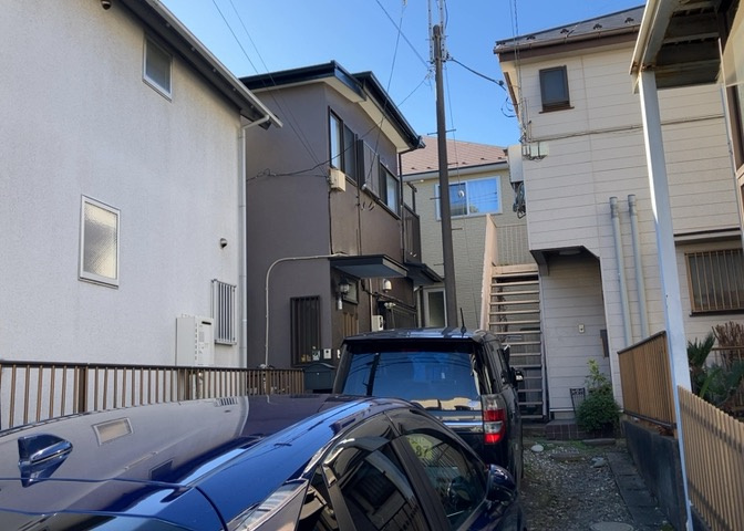 玄関は家の顔でもあり、家族以外の目にも止まる場所です。玄関は外との間を仕切る扉、靴などをしまっておく収納スペース、靴脱ぎのたたきスペース、来客とのやり取りをするドアホンなど複数のアイテムからなります。