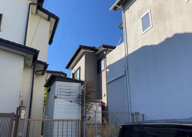木造住宅とは土台、壁、柱など建築物の強度を支える構造体の材に木が使用されている構造を指します。構造体は建物の自重を支えるだけではなく風圧や水圧、積裁荷重などあらゆる衝撃に耐えるための基礎です。