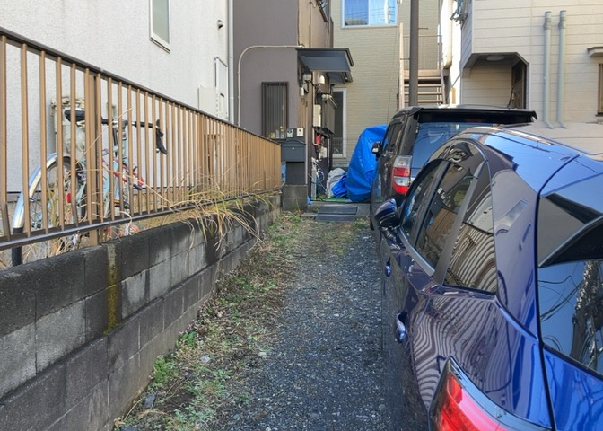 玄関ポーチにおいて最も重視すべきと言っても良いのが広さです。適切な広さの玄関ポーチでないと外見的なバランスは崩れてしまいますし、何より使いにくくなってしまいますので、現地で実際に下見をしてみましょう！