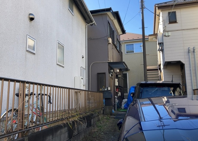 床下換気口は、床下に湿気がこもることを防ぎ、効果的に換気を行うために設置されています。床下換気口が設置されていない建物は、基礎パッキング工法などにより換気を行なっています。詳細は現地でご確認ください。