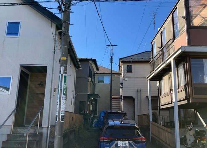 南側道路の場合は長い時間光を入れ込むことができるため、庭やリビングを道路側に持ってくることが多く土地価格も高い傾向にあります。一方北側道路だとリビングや庭が南側になりプライバシーを守ることができます。